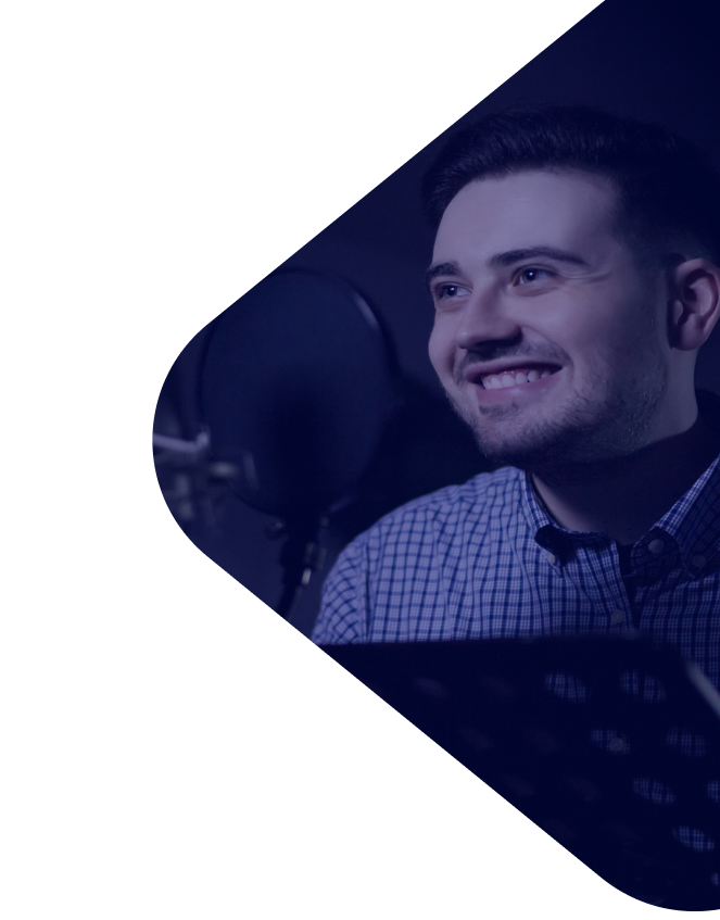 Mulher criando dublagens em Estúdio de dublagem em SP